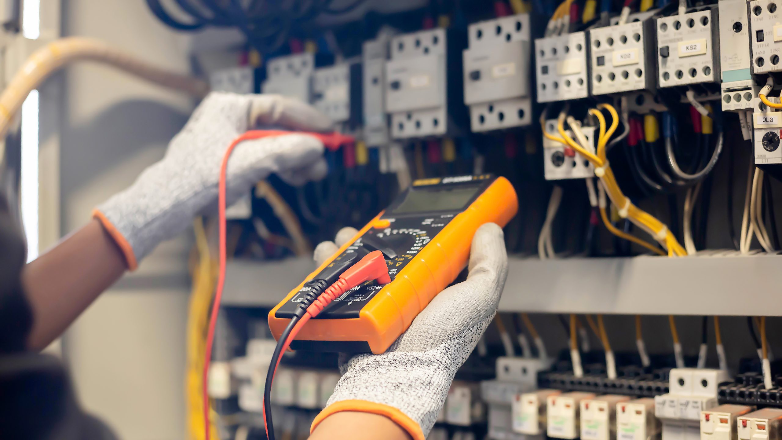 Electricista trabajando en Valencia